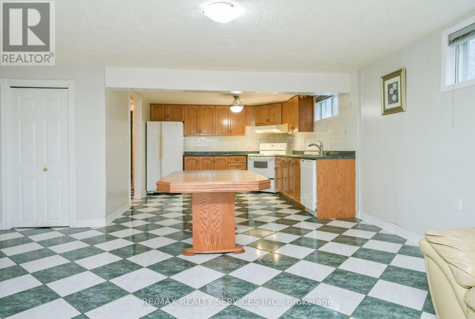 10 Pleasantview Avenue, Brampton, Ontario  L6X 2N9 - Photo 19 - W12546374