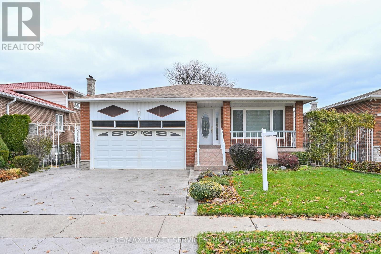 10 Pleasantview Avenue, Brampton, Ontario  L6X 2N9 - Photo 2 - W12546374