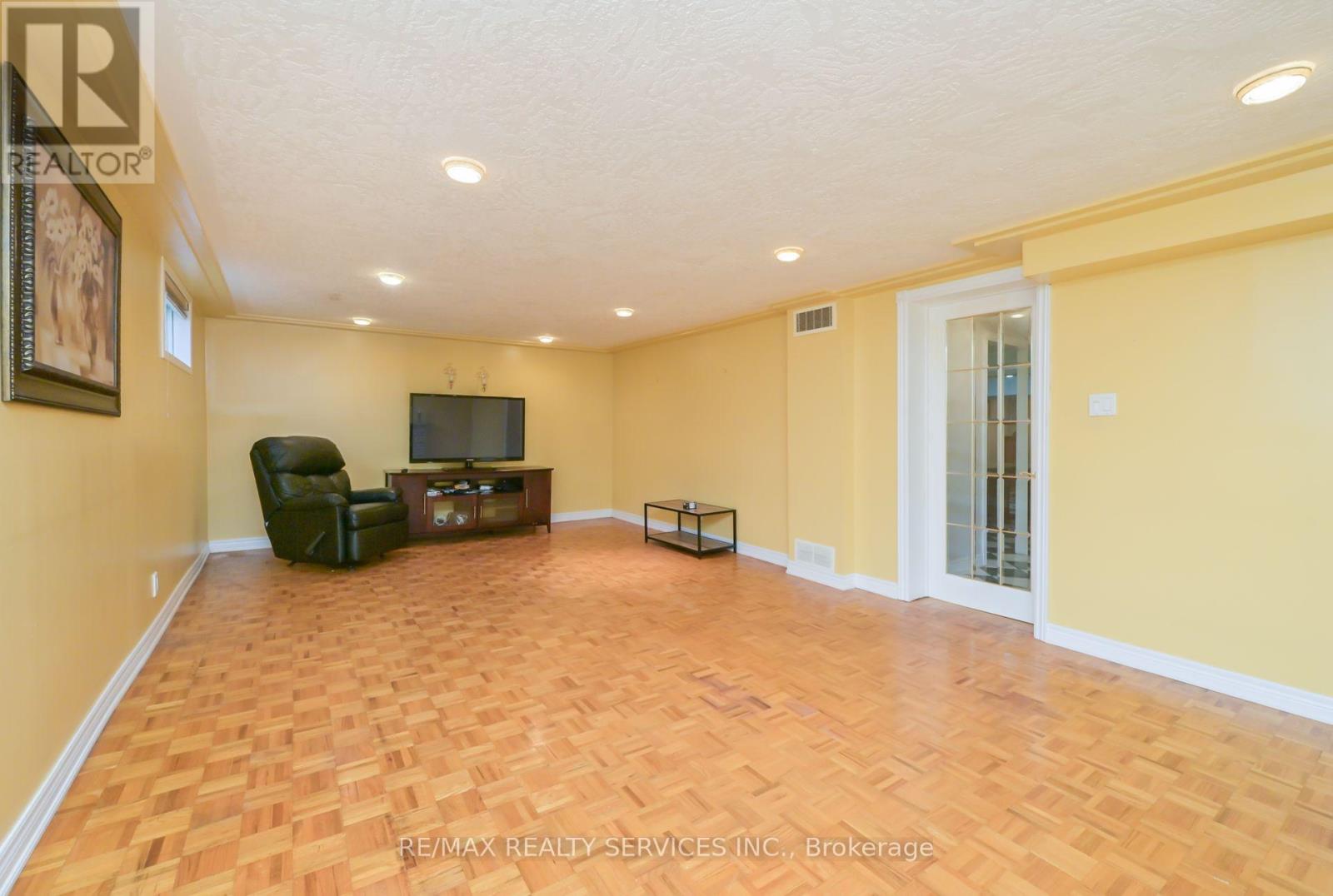 10 Pleasantview Avenue, Brampton, Ontario  L6X 2N9 - Photo 22 - W12546374