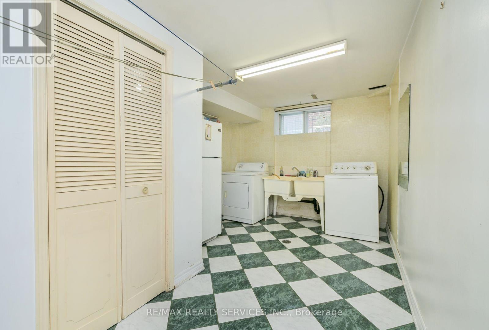 10 Pleasantview Avenue, Brampton, Ontario  L6X 2N9 - Photo 24 - W12546374