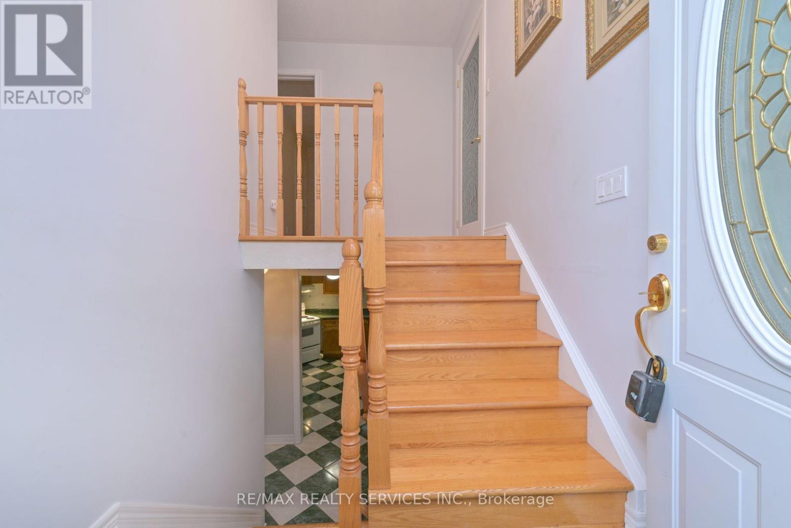 10 Pleasantview Avenue, Brampton, Ontario  L6X 2N9 - Photo 25 - W12546374