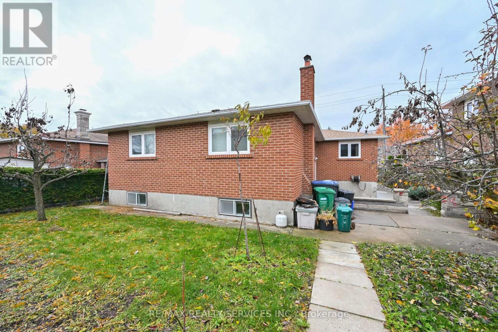 10 Pleasantview Avenue, Brampton, Ontario  L6X 2N9 - Photo 26 - W12546374