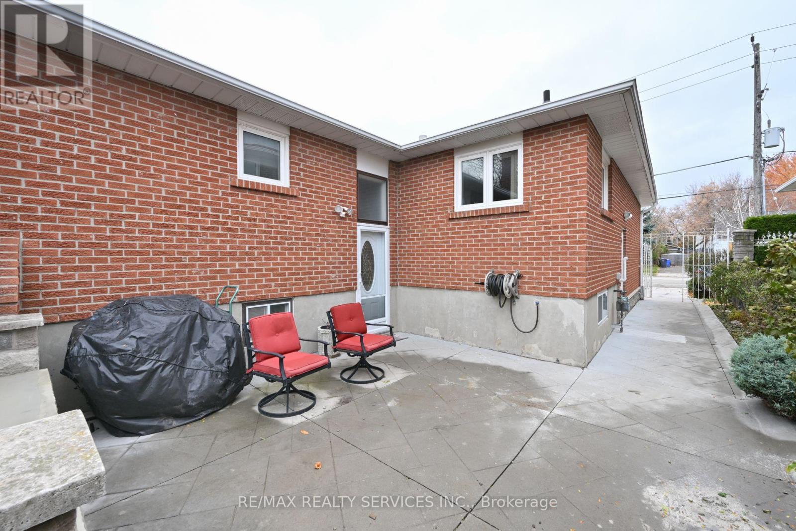 10 Pleasantview Avenue, Brampton, Ontario  L6X 2N9 - Photo 27 - W12546374