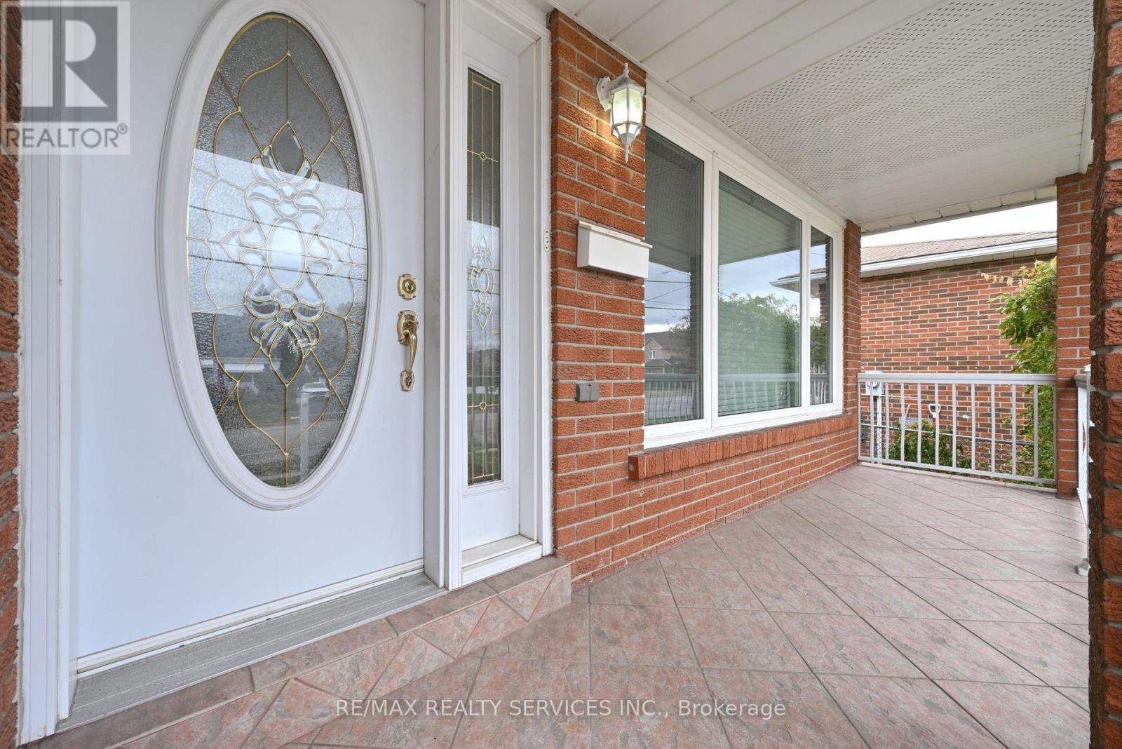 10 Pleasantview Avenue, Brampton, Ontario  L6X 2N9 - Photo 3 - W12546374