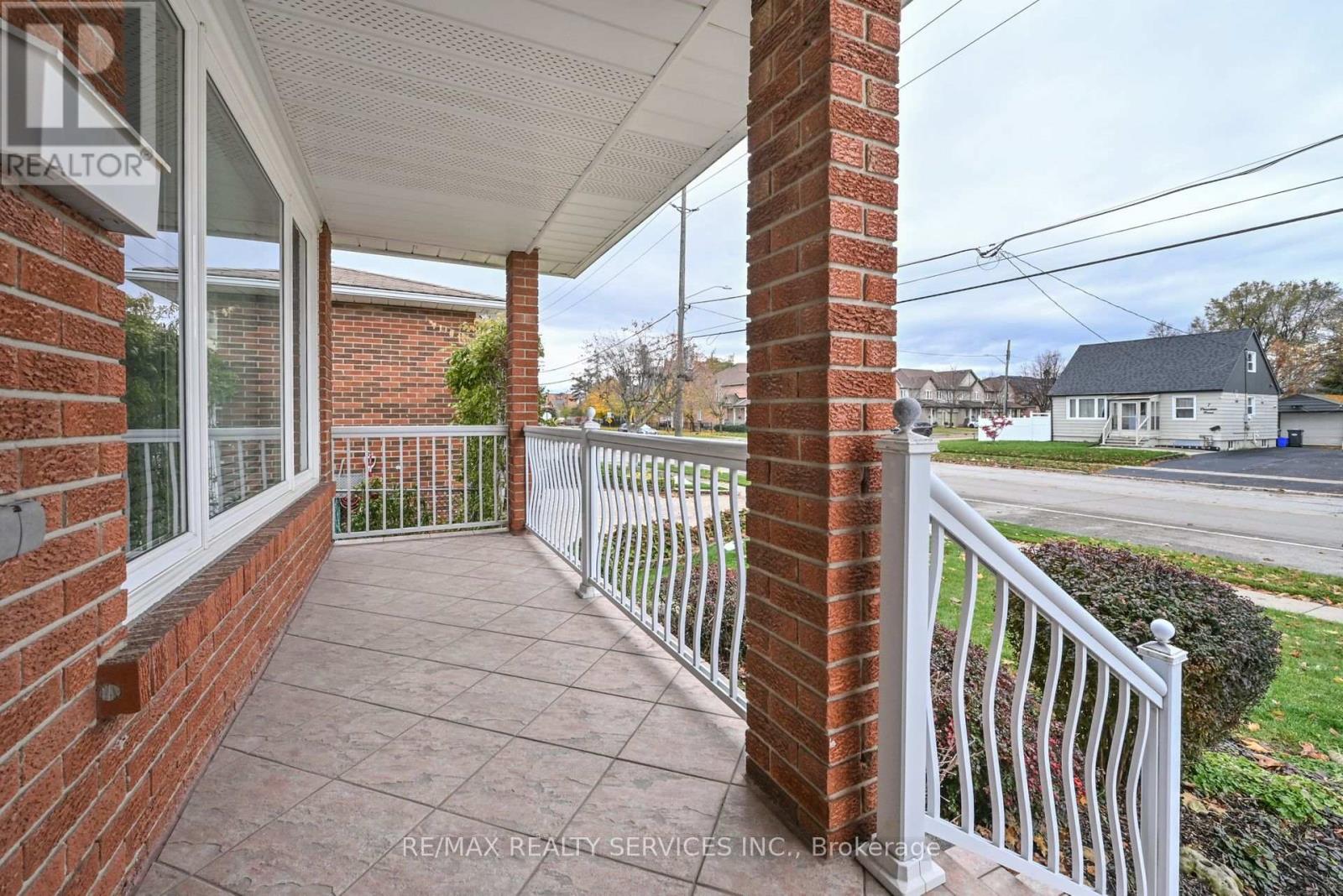 10 Pleasantview Avenue, Brampton, Ontario  L6X 2N9 - Photo 30 - W12546374