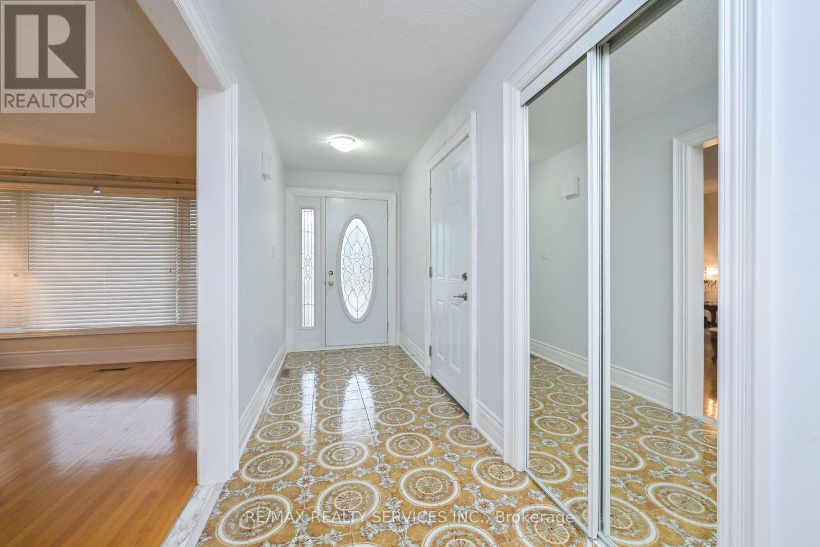 10 Pleasantview Avenue, Brampton, Ontario  L6X 2N9 - Photo 4 - W12546374