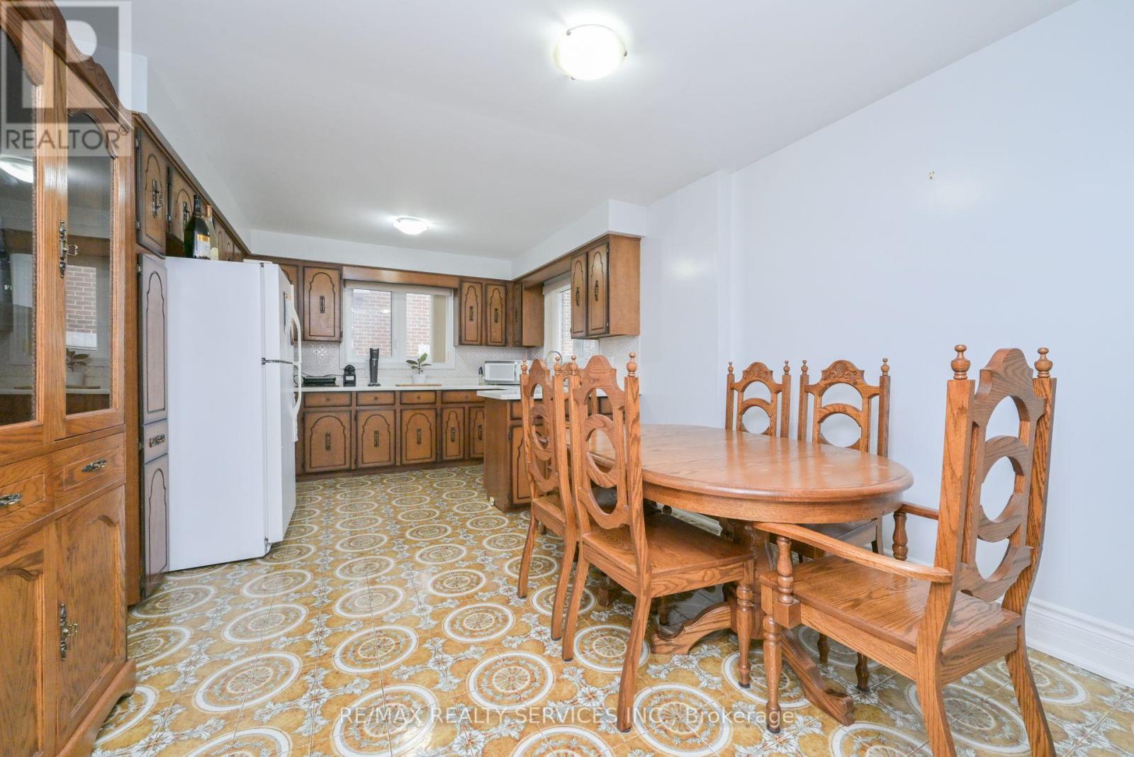 10 Pleasantview Avenue, Brampton, Ontario  L6X 2N9 - Photo 5 - W12546374