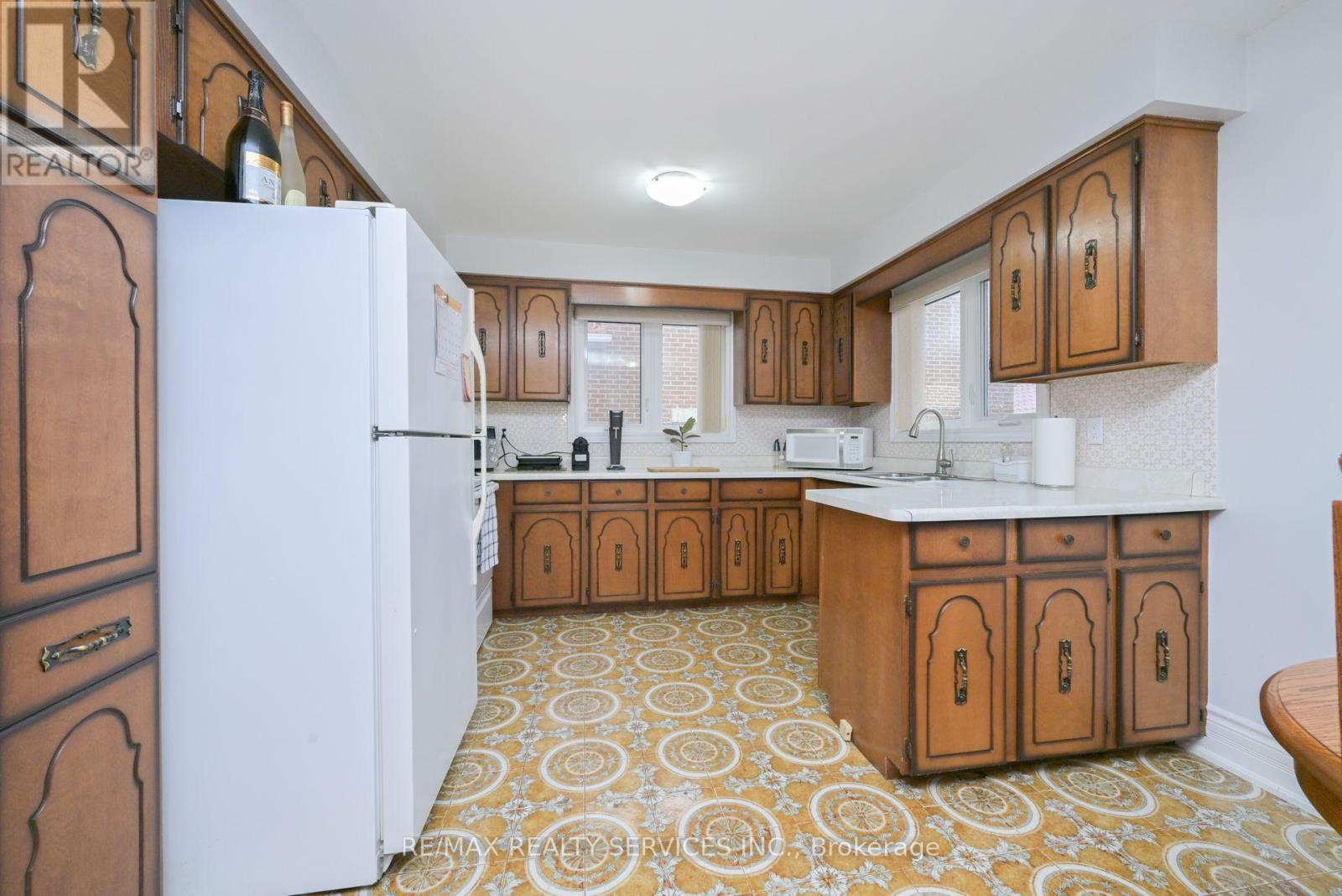 10 Pleasantview Avenue, Brampton, Ontario  L6X 2N9 - Photo 6 - W12546374