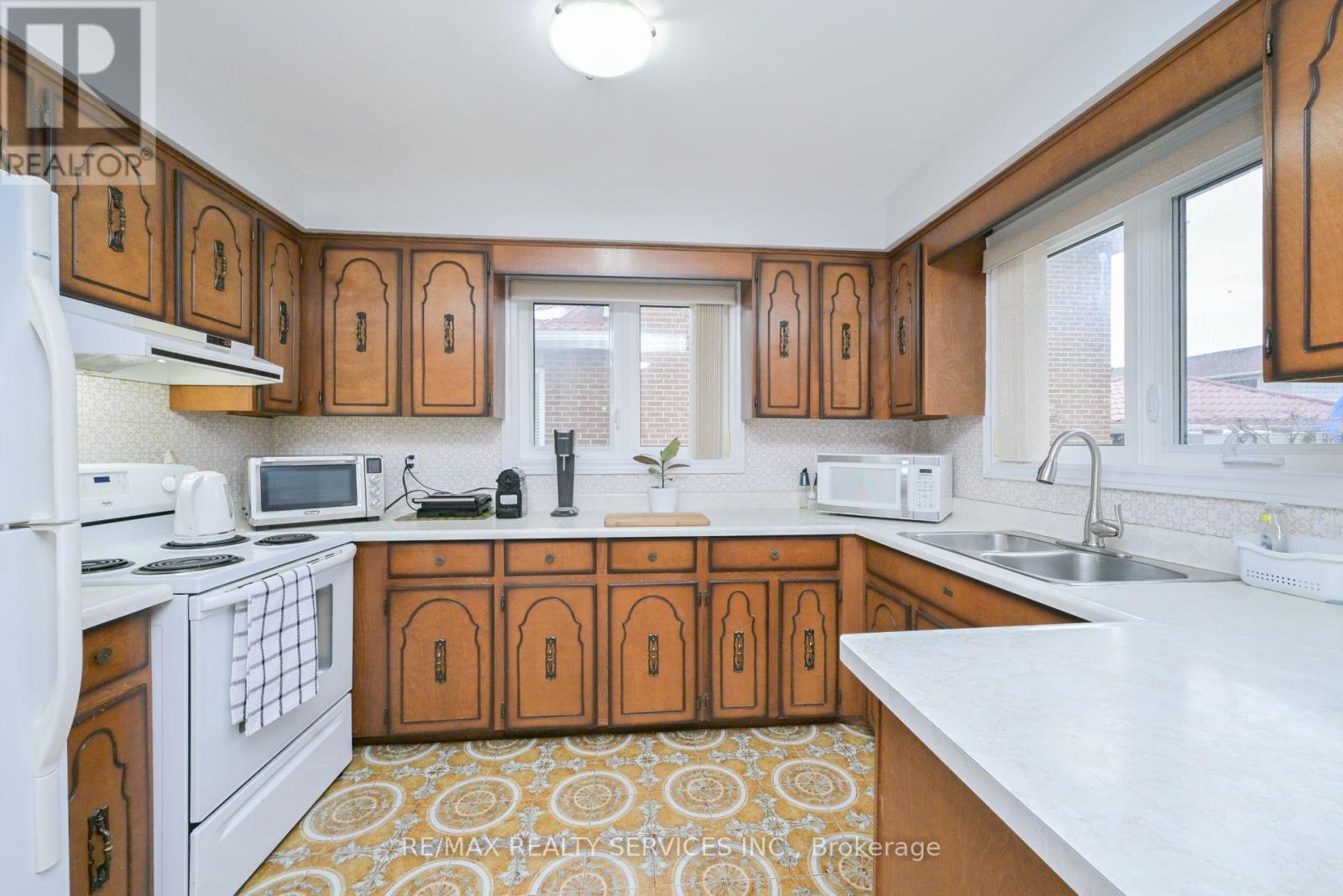 10 Pleasantview Avenue, Brampton, Ontario  L6X 2N9 - Photo 7 - W12546374