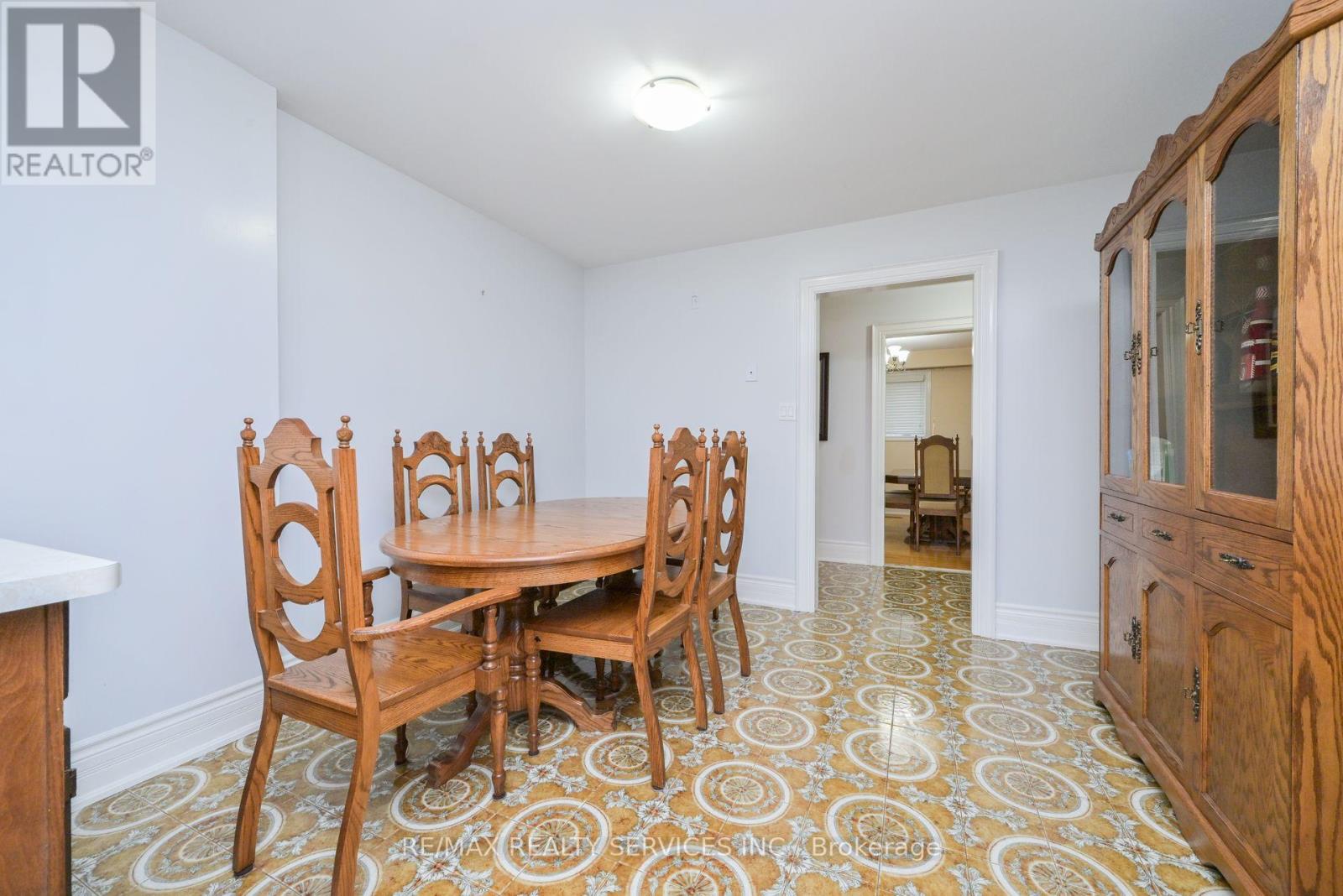 10 Pleasantview Avenue, Brampton, Ontario  L6X 2N9 - Photo 8 - W12546374