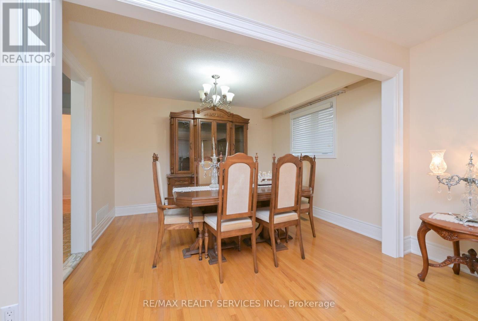 10 Pleasantview Avenue, Brampton, Ontario  L6X 2N9 - Photo 9 - W12546374