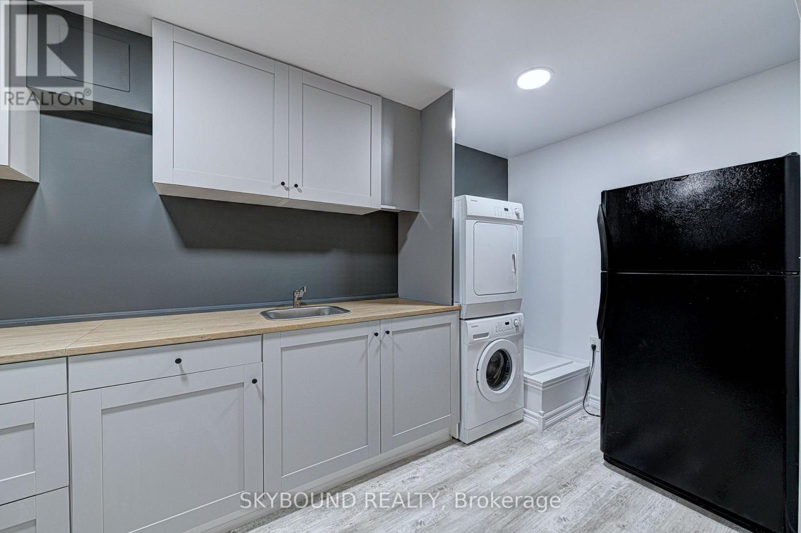 Lower - 343 Runnymede Road, Toronto, Ontario M6S 2Y5 - Photo 8 - W12546400