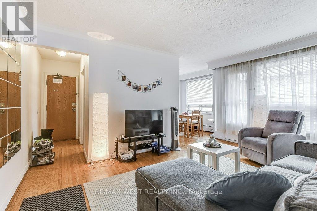 136 Portland Street, Toronto, Ontario  M8Y 1B2 - Photo 32 - W12546426