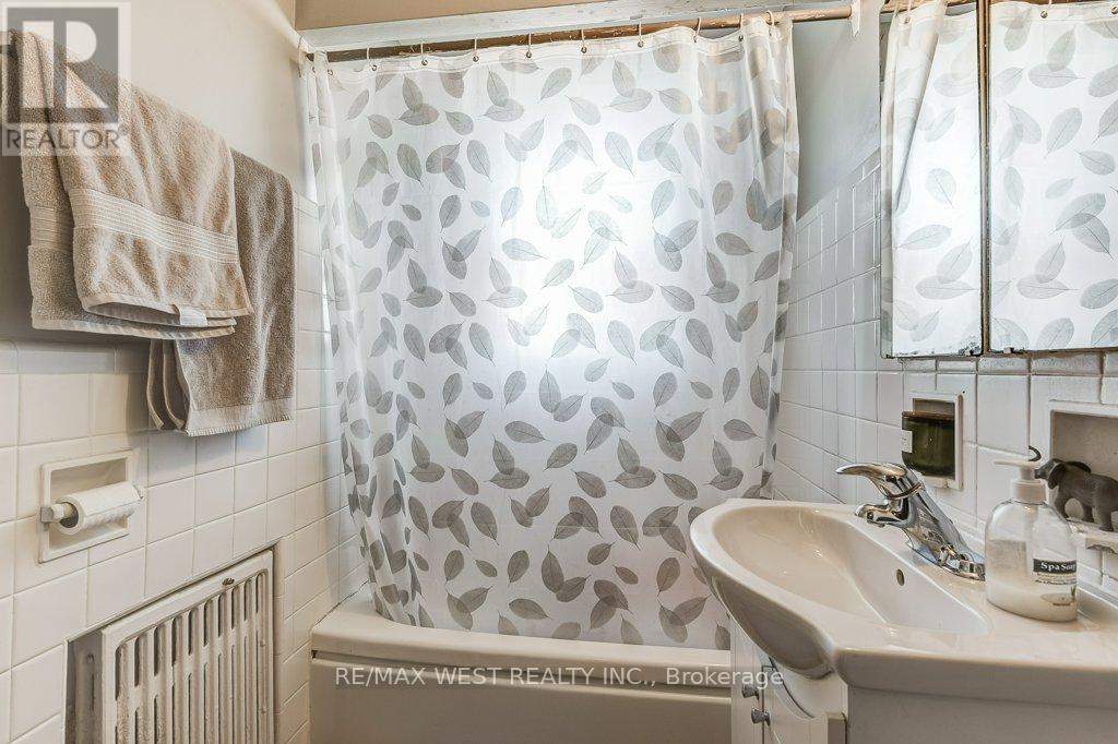 136 Portland Street, Toronto, Ontario  M8Y 1B2 - Photo 34 - W12546426