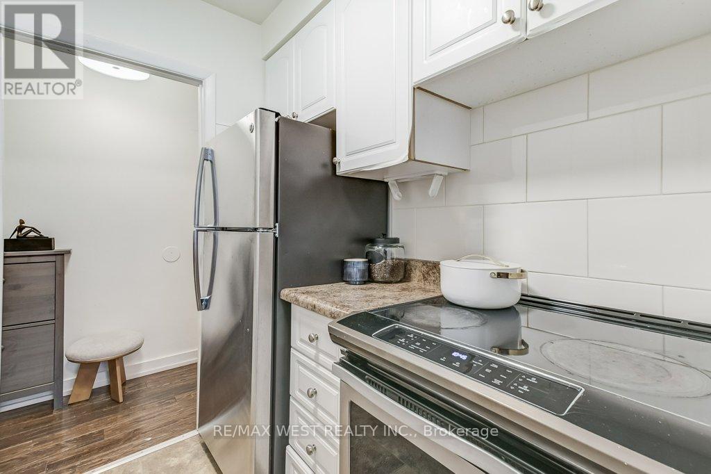 136 Portland Street, Toronto, Ontario  M8Y 1B2 - Photo 6 - W12546426