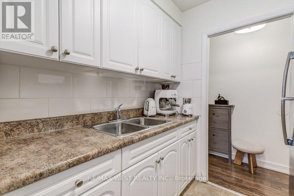 136 Portland Street, Toronto, Ontario  M8Y 1B2 - Photo 7 - W12546426