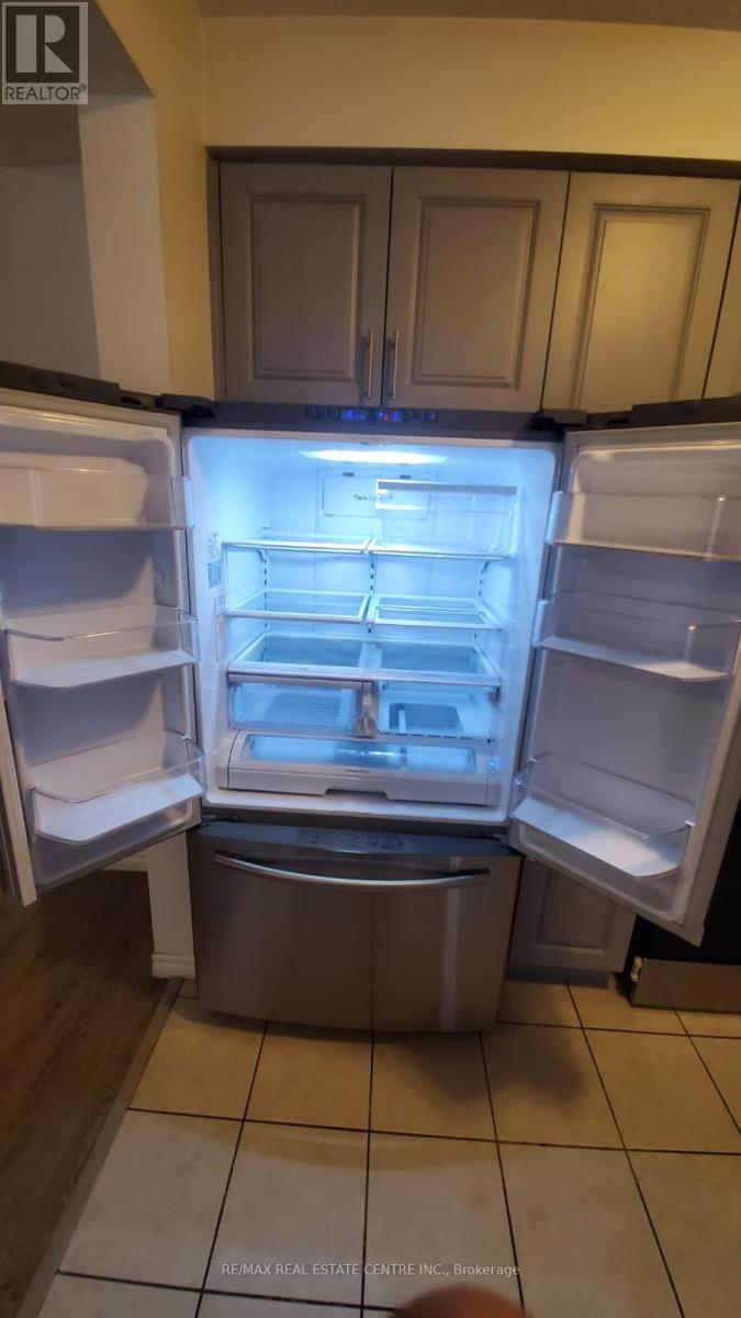 19 Saddlebrook Court, Kitchener, Ontario  N2R 0P6 - Photo 5 - X12546444