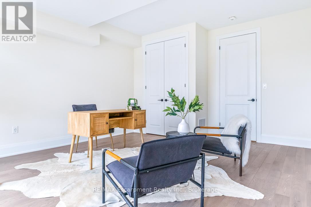 2 - 138 East Street, Oakville, Ontario  L6L 0H9 - Photo 6 - W12507138