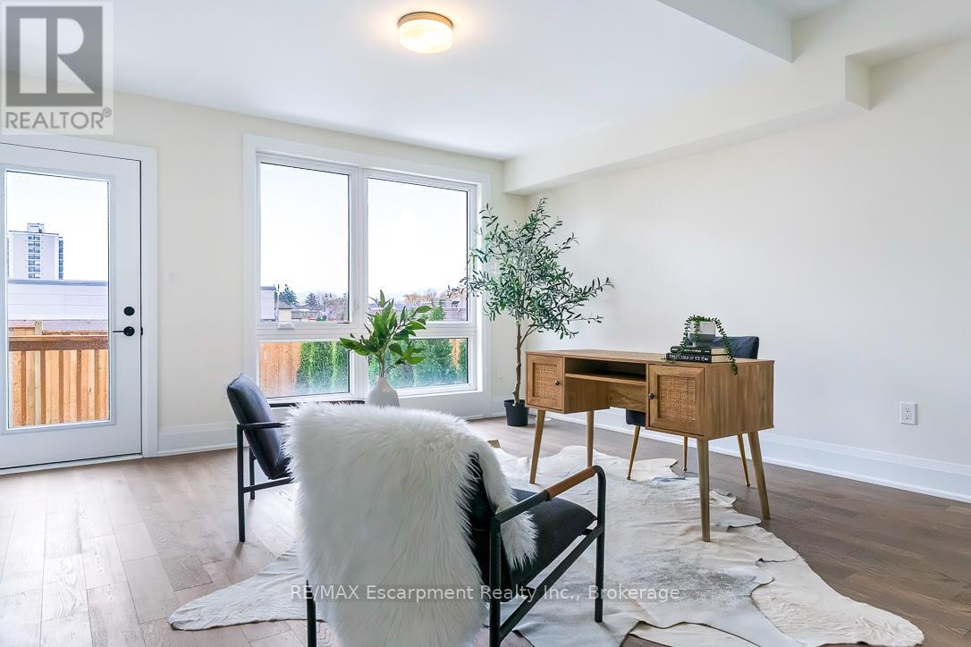 2 - 138 East Street, Oakville, Ontario  L6L 0H9 - Photo 5 - W12507138