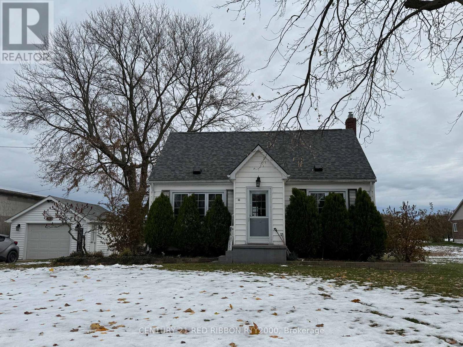 33 Beechwood Avenue, Lambton Shores, Ontario  N0N 1J0 - Photo 3 - X12546674