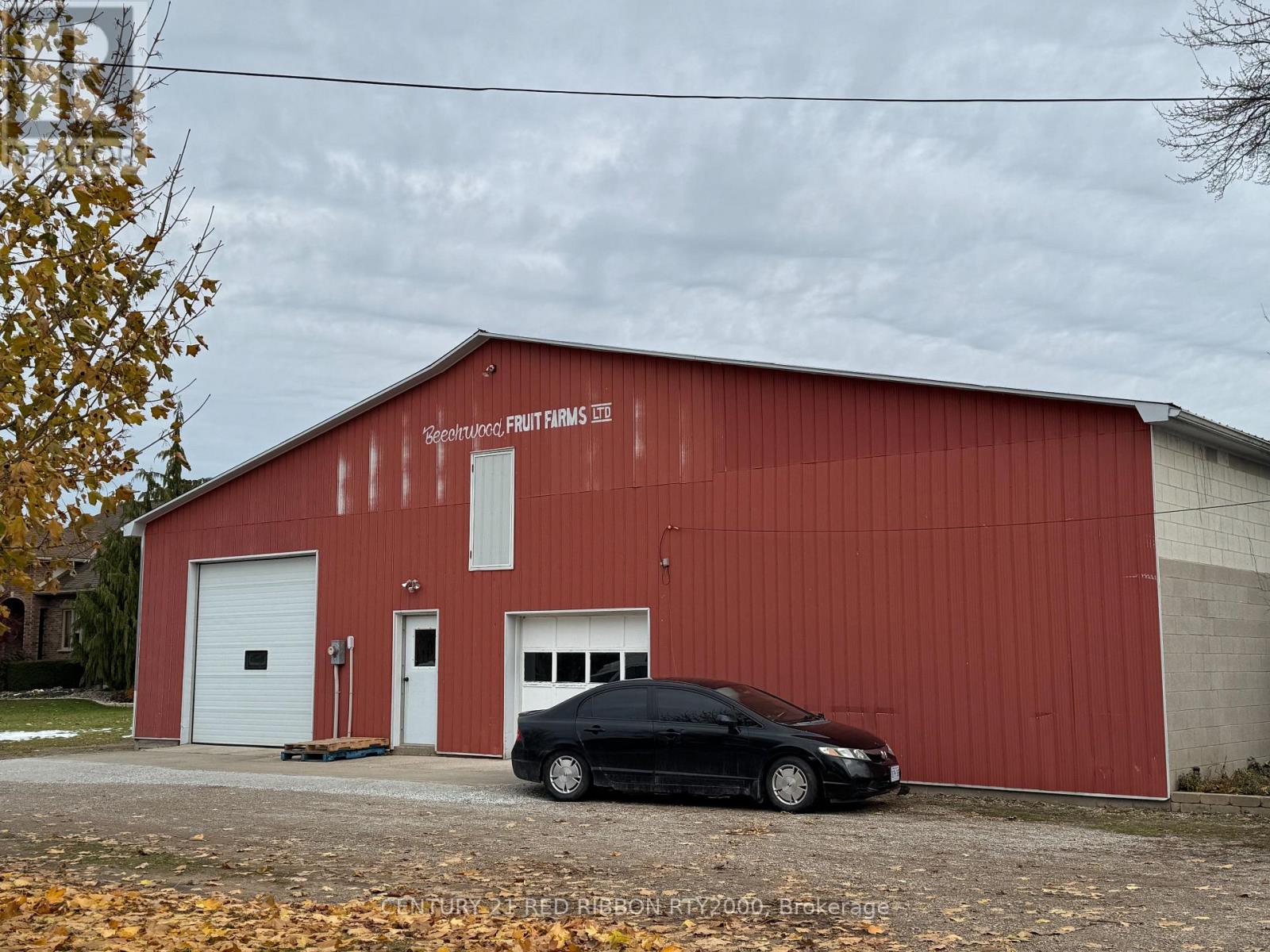 33 Beechwood Avenue, Lambton Shores, Ontario  N0N 1J0 - Photo 5 - X12546674