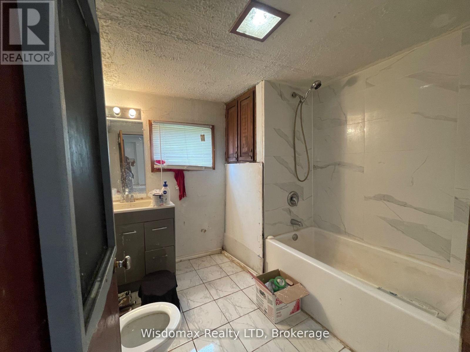 1819 Thompson Acres W, Fort Erie, Ontario L2A 6B3 - Photo 7 - X12521148