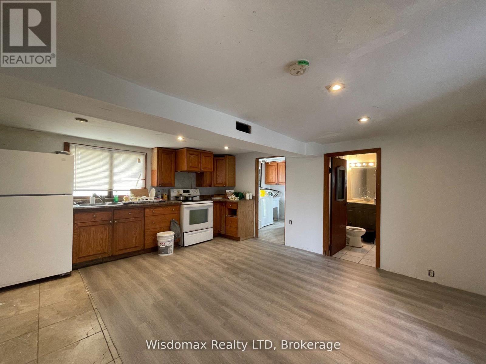 1819 Thompson Acres W, Fort Erie, Ontario L2A 6B3 - Photo 3 - X12521148