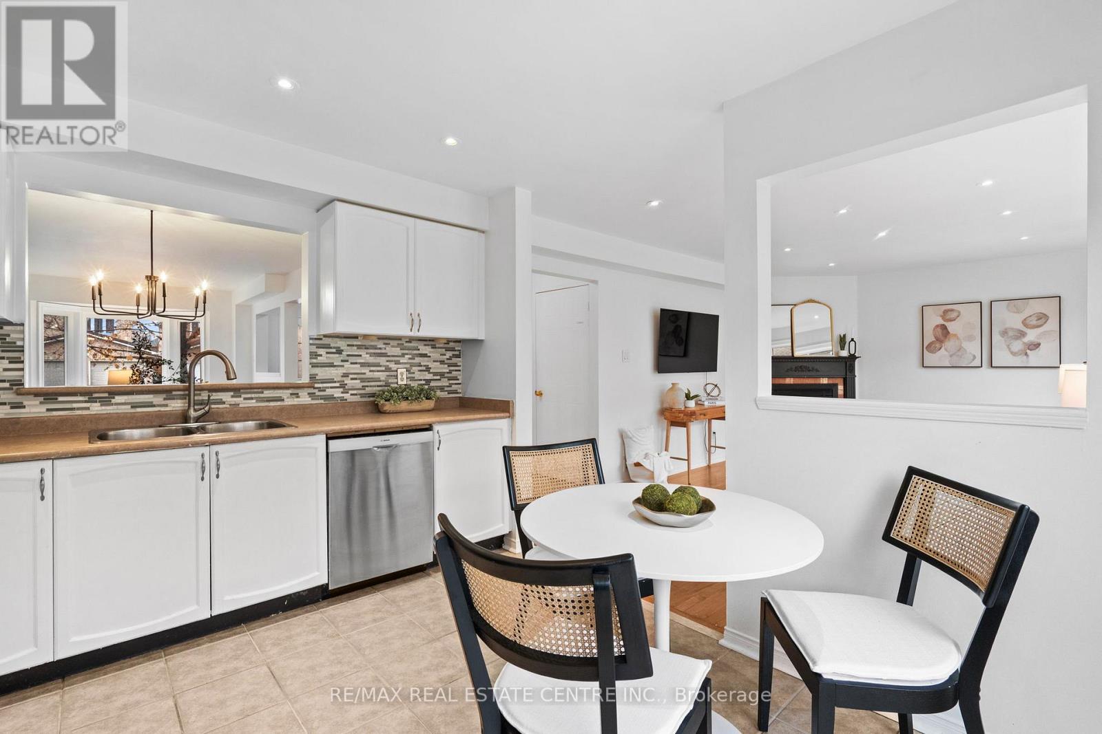 527 Ravenstone Court, Mississauga, Ontario  L5R 3J4 - Photo 19 - W12546472