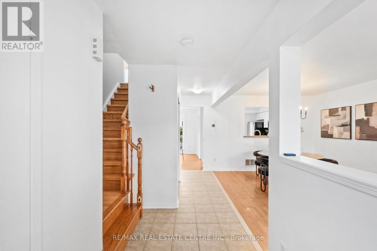 527 Ravenstone Court, Mississauga, Ontario  L5R 3J4 - Photo 2 - W12546472