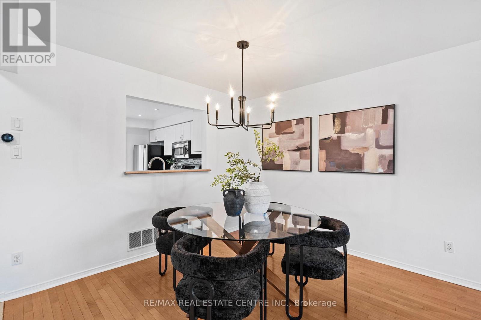 527 Ravenstone Court, Mississauga, Ontario  L5R 3J4 - Photo 4 - W12546472