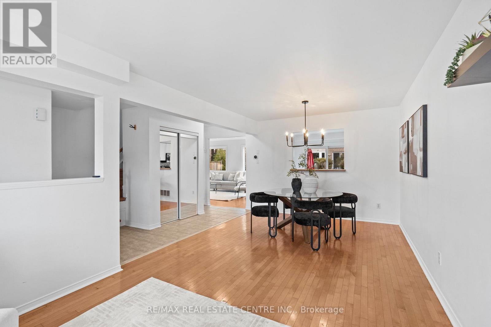 527 Ravenstone Court, Mississauga, Ontario  L5R 3J4 - Photo 5 - W12546472