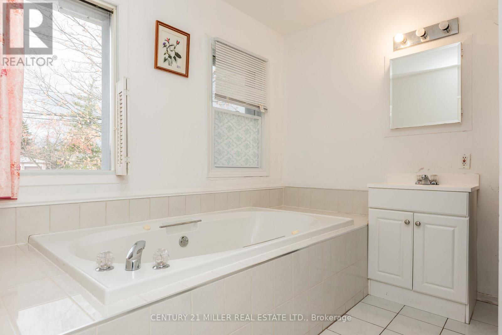 1242 Rebecca Street, Oakville, Ontario  L6L 1Z2 - Photo 17 - W12546534