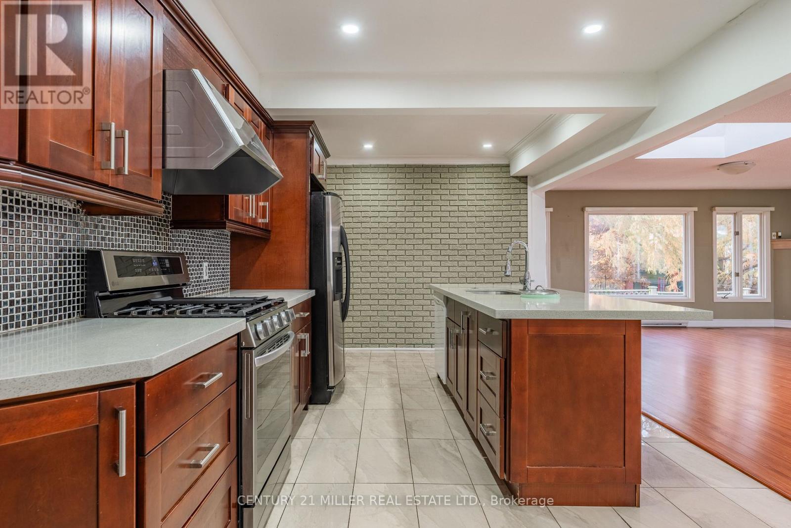 1242 Rebecca Street, Oakville, Ontario  L6L 1Z2 - Photo 4 - W12546534