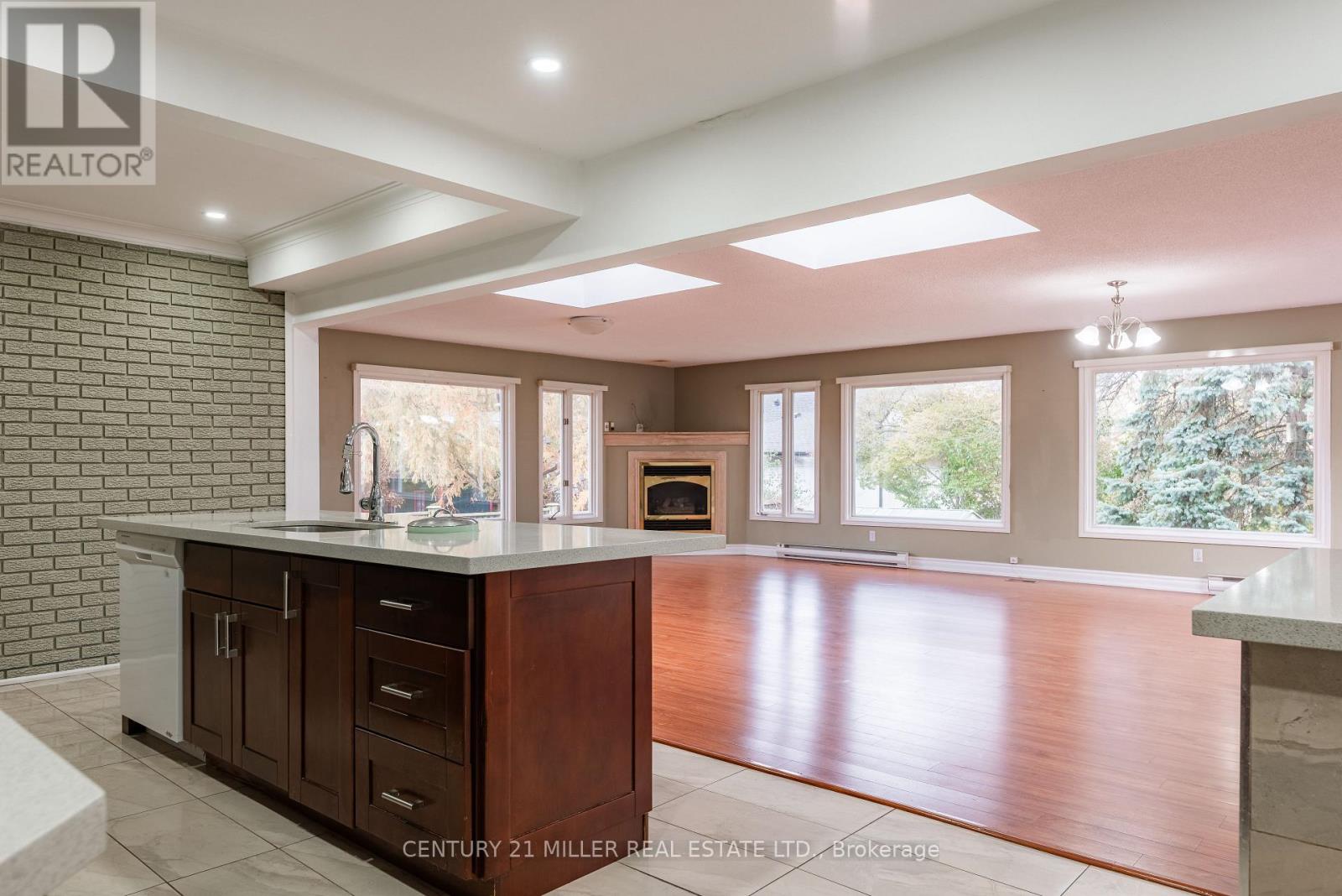 1242 Rebecca Street, Oakville, Ontario  L6L 1Z2 - Photo 6 - W12546534