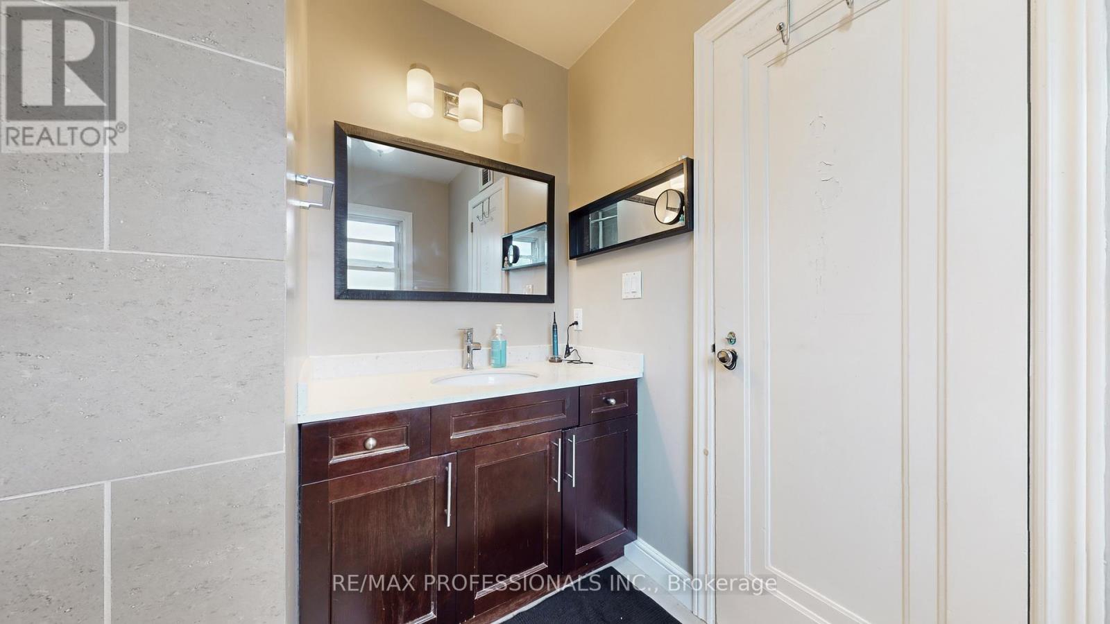 31 Winston Grove, Toronto, Ontario  M8Y 2K7 - Photo 17 - W12546580