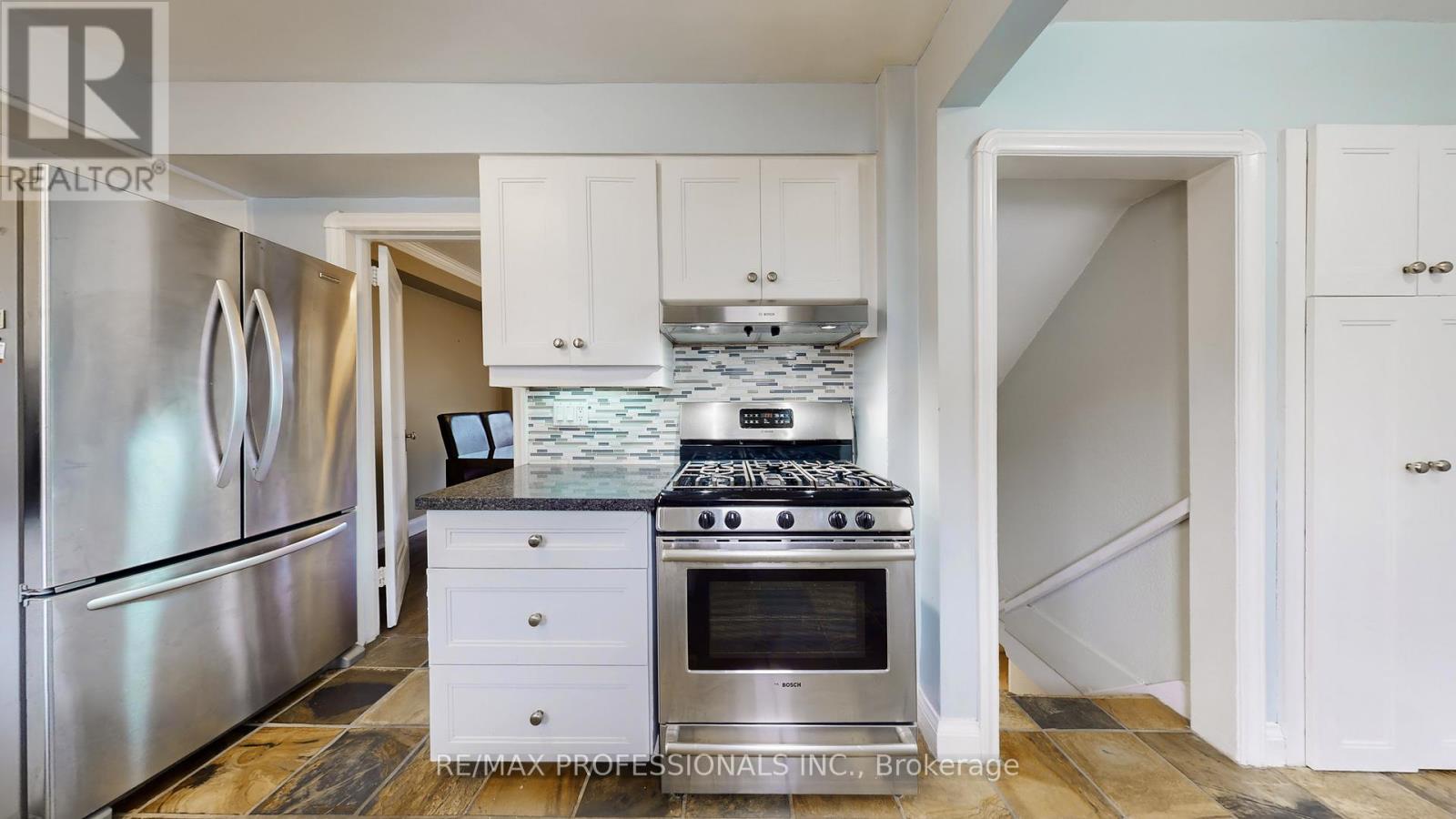 31 Winston Grove, Toronto, Ontario  M8Y 2K7 - Photo 6 - W12546580