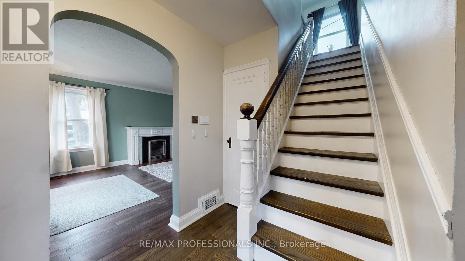 31 Winston Grove, Toronto, Ontario  M8Y 2K7 - Photo 8 - W12546580