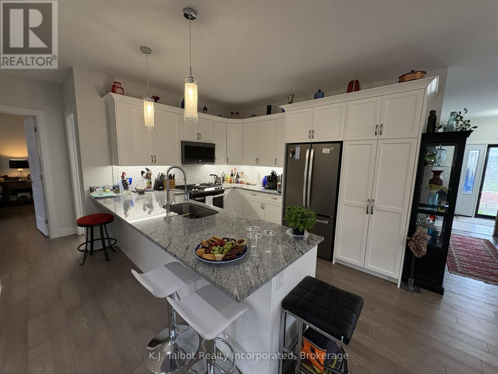 18 Tattersall Lane, Lambton Shores, Ontario N0M 1T0 - Photo 11 - X12546666