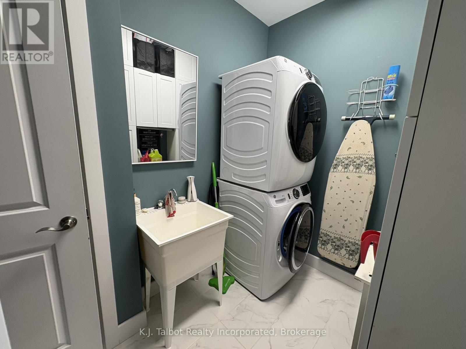 18 Tattersall Lane, Lambton Shores, Ontario N0M 1T0 - Photo 23 - X12546666