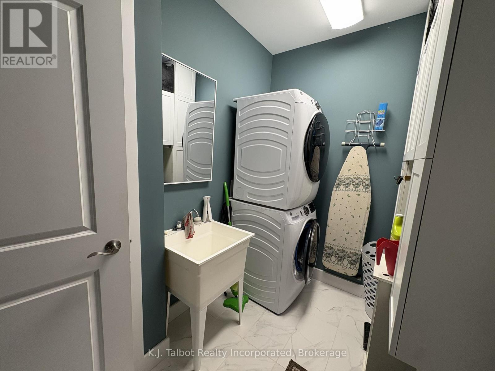 18 Tattersall Lane, Lambton Shores, Ontario N0M 1T0 - Photo 24 - X12546666