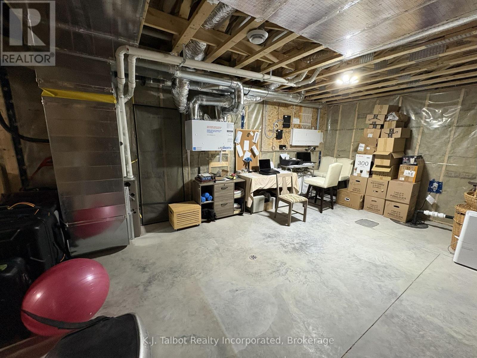 18 Tattersall Lane, Lambton Shores, Ontario N0M 1T0 - Photo 28 - X12546666