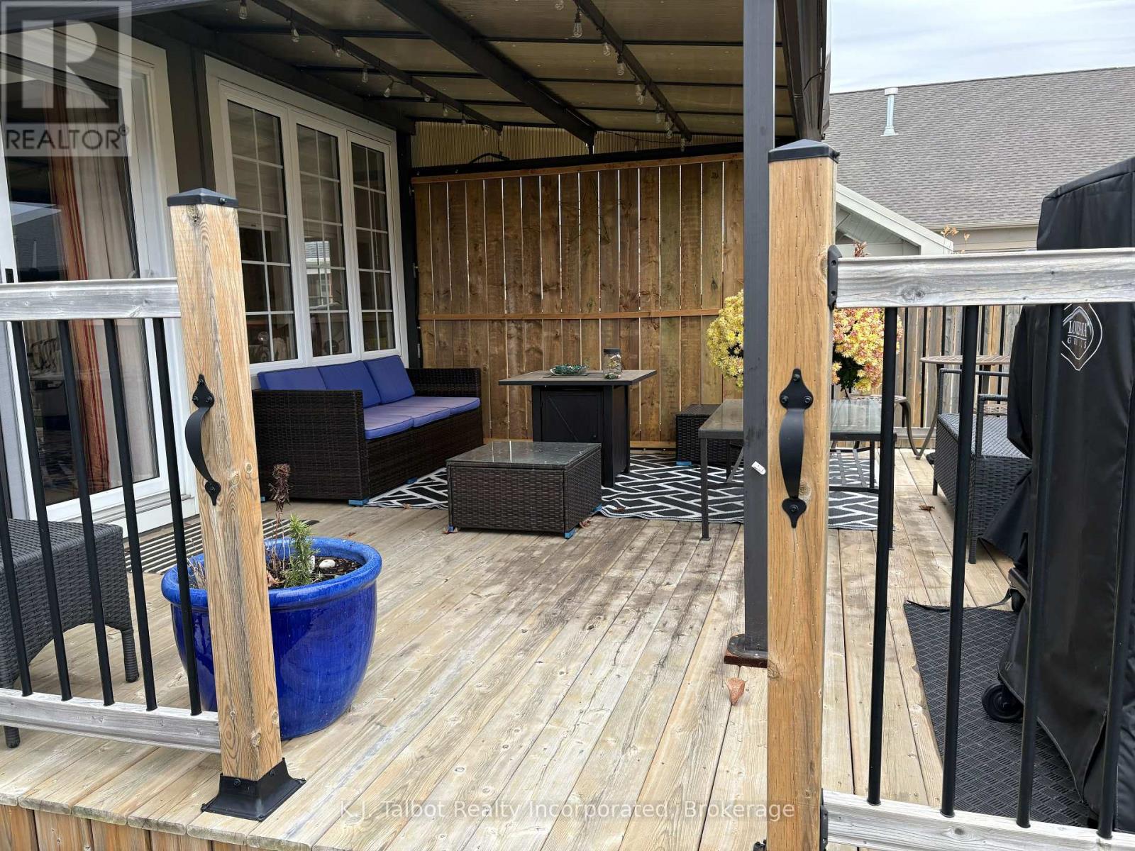 18 Tattersall Lane, Lambton Shores, Ontario N0M 1T0 - Photo 33 - X12546666