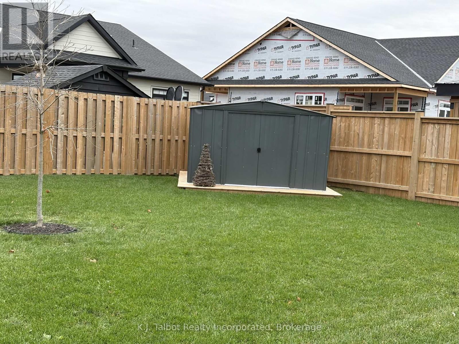 18 Tattersall Lane, Lambton Shores, Ontario N0M 1T0 - Photo 36 - X12546666