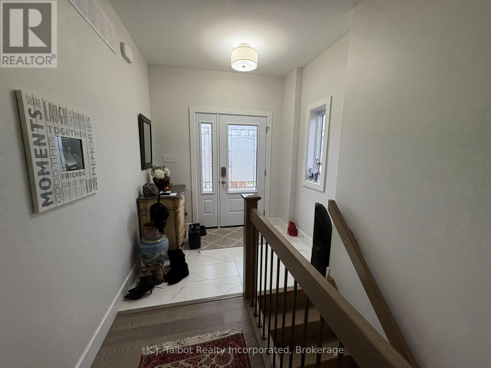 18 Tattersall Lane, Lambton Shores, Ontario N0M 1T0 - Photo 5 - X12546666