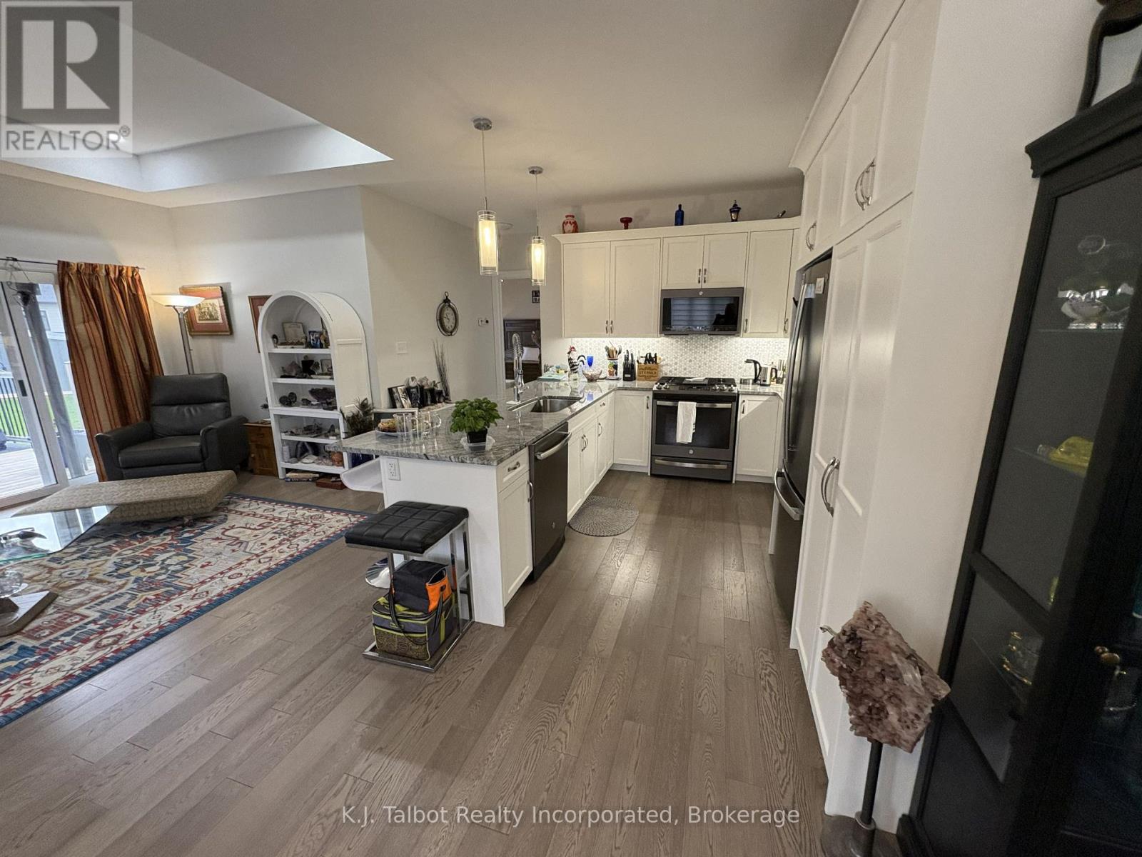 18 Tattersall Lane, Lambton Shores, Ontario N0M 1T0 - Photo 9 - X12546666