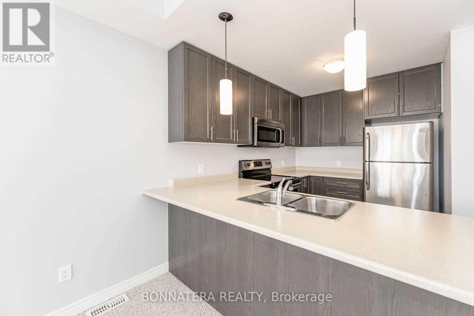 7 Lakefront Drive, Hamilton, Ontario  L6E 0J3 - Photo 7 - X12546486