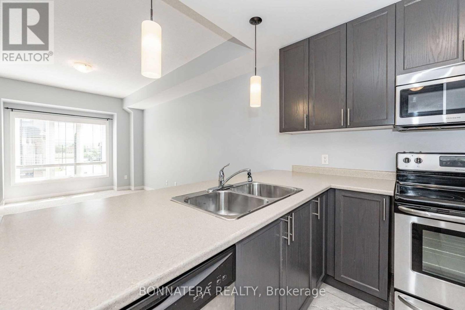 7 Lakefront Drive, Hamilton, Ontario  L6E 0J3 - Photo 9 - X12546486