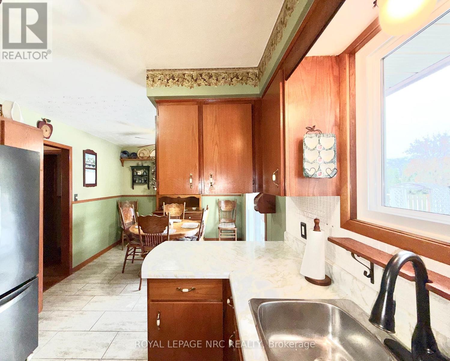 2 Pioneer Village Crescent, Thorold, Ontario  L2V 4J8 - Photo 10 - X12538736