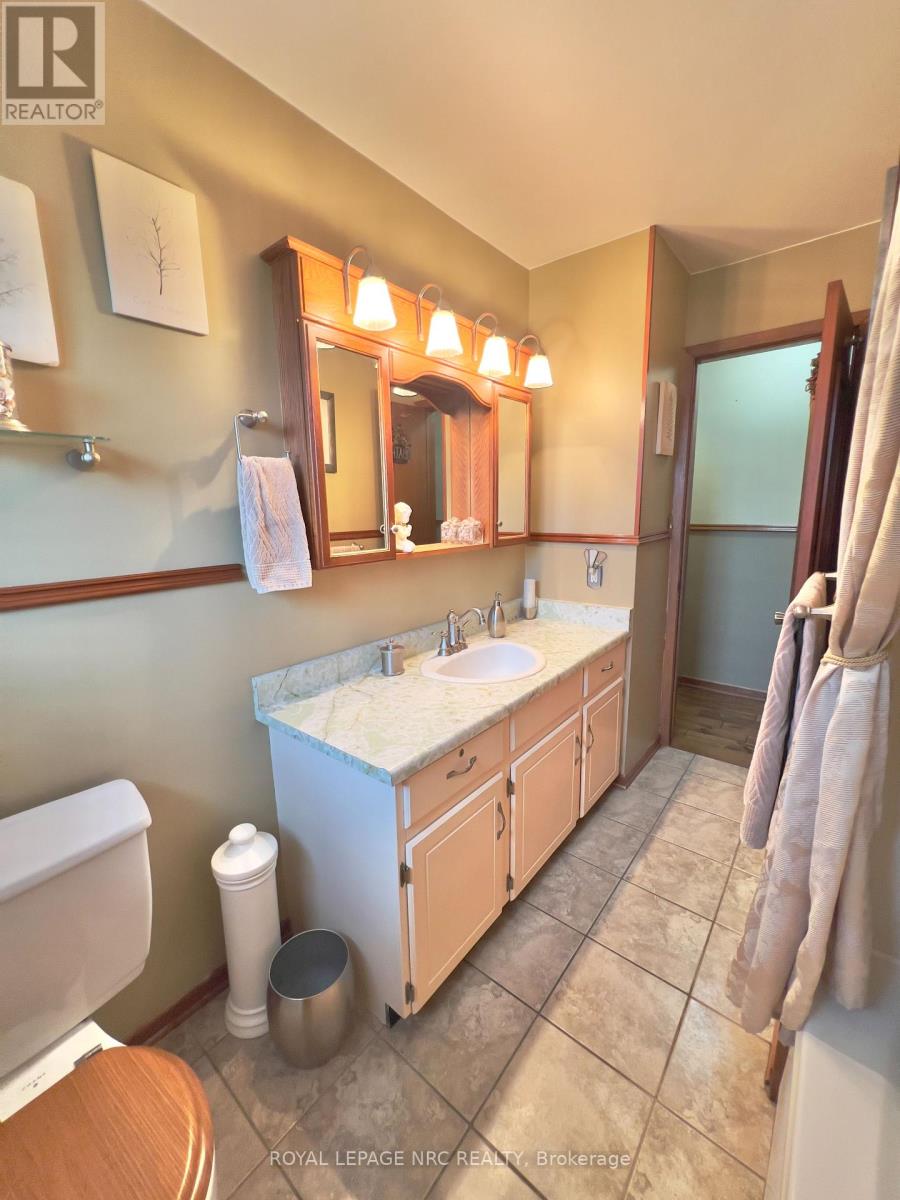 2 Pioneer Village Crescent, Thorold, Ontario  L2V 4J8 - Photo 14 - X12538736