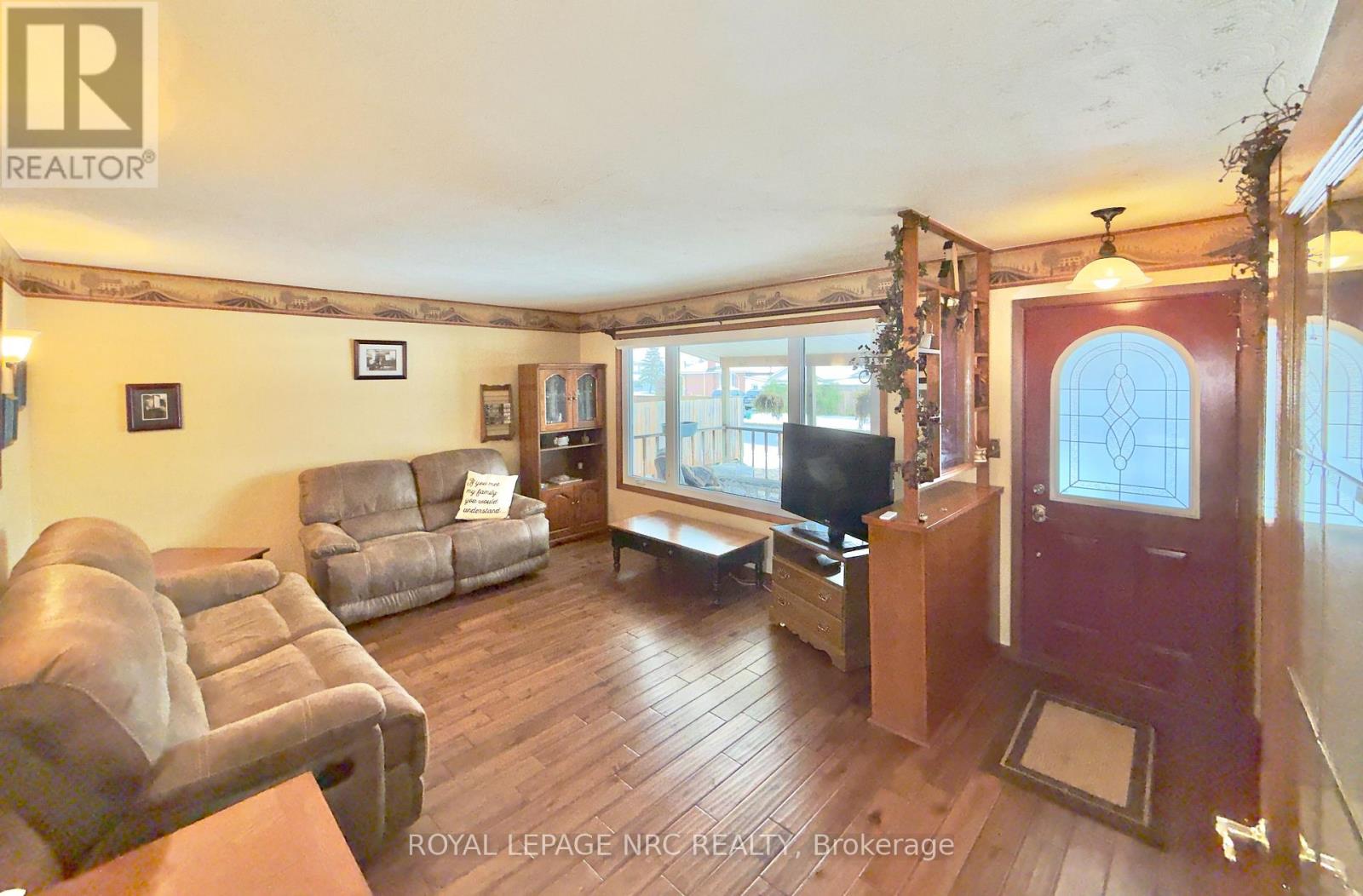 2 Pioneer Village Crescent, Thorold, Ontario  L2V 4J8 - Photo 4 - X12538736